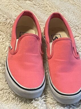 Vans wonens Classic Slip-On Sneakers in Coral Pink. Item # 11384